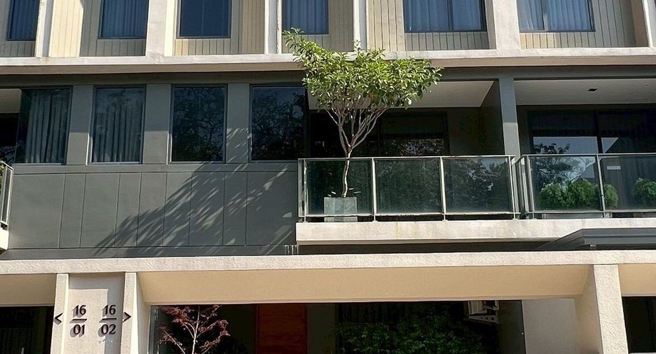 For sale 4 bedrooms house in Wang Thonglang, Bangkok