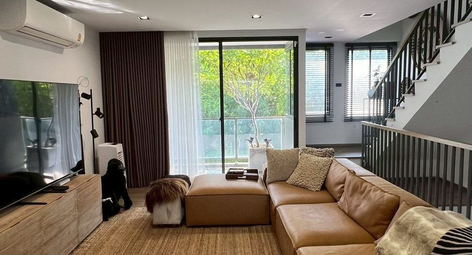 For sale 4 bedrooms house in Wang Thonglang, Bangkok