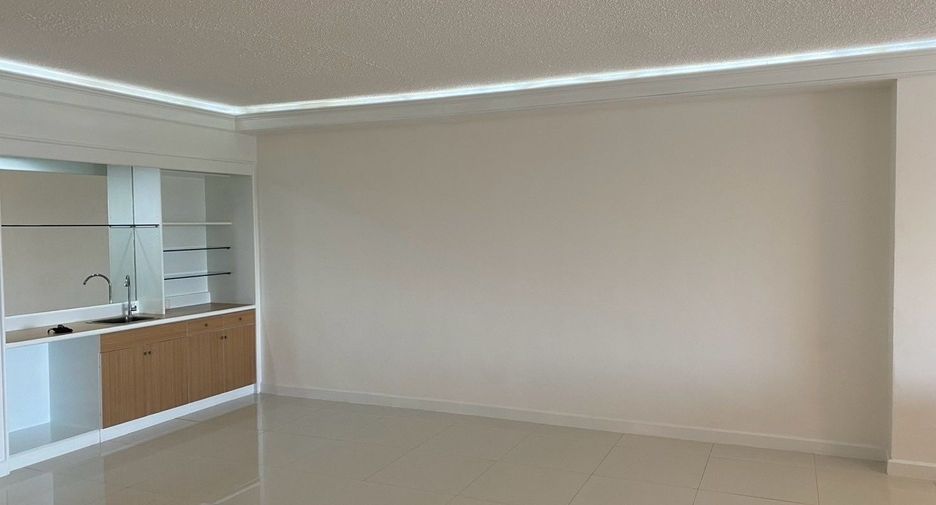 For rent 3 bedrooms apartment in Pathum Wan, Bangkok