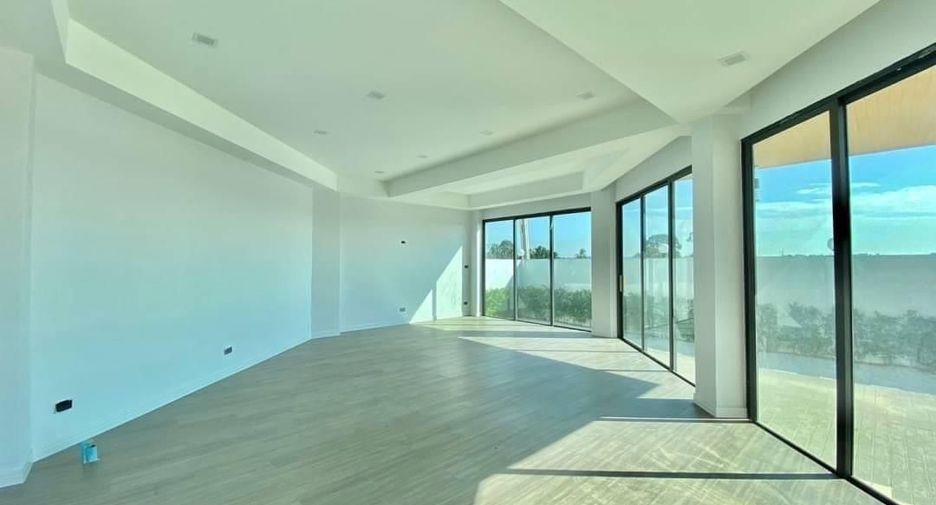 For sale 5 bedrooms villa in Bang Lamung, Chonburi