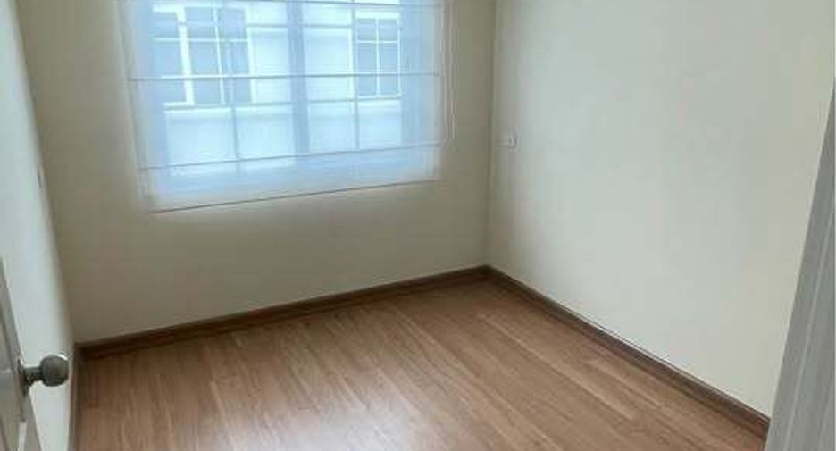 For rent 3 bedrooms townhouse in Khlong Sam Wa, Bangkok