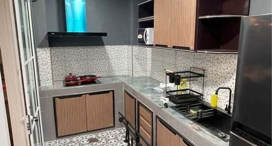 For rent 3 bedrooms townhouse in Khlong Sam Wa, Bangkok