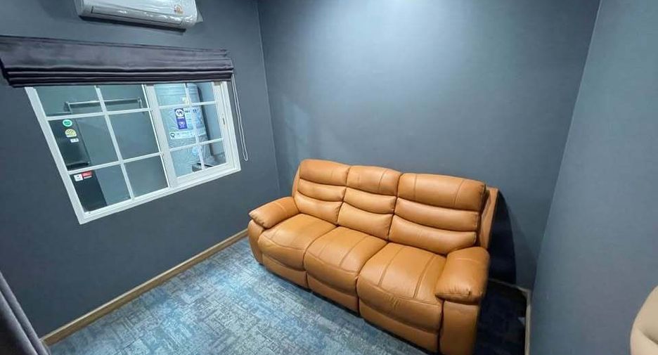For rent 3 bedrooms townhouse in Khlong Sam Wa, Bangkok