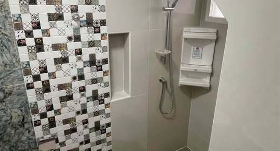 For rent 3 bedrooms townhouse in Khlong Sam Wa, Bangkok