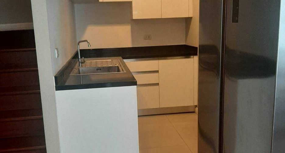 For rent 5 bedrooms condo in Huai Khwang, Bangkok