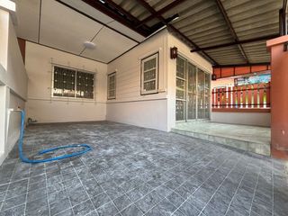 À vendre 3 chambres maison de ville à Si Racha, Chonburi