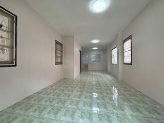 À vendre 3 chambres maison de ville à Si Racha, Chonburi