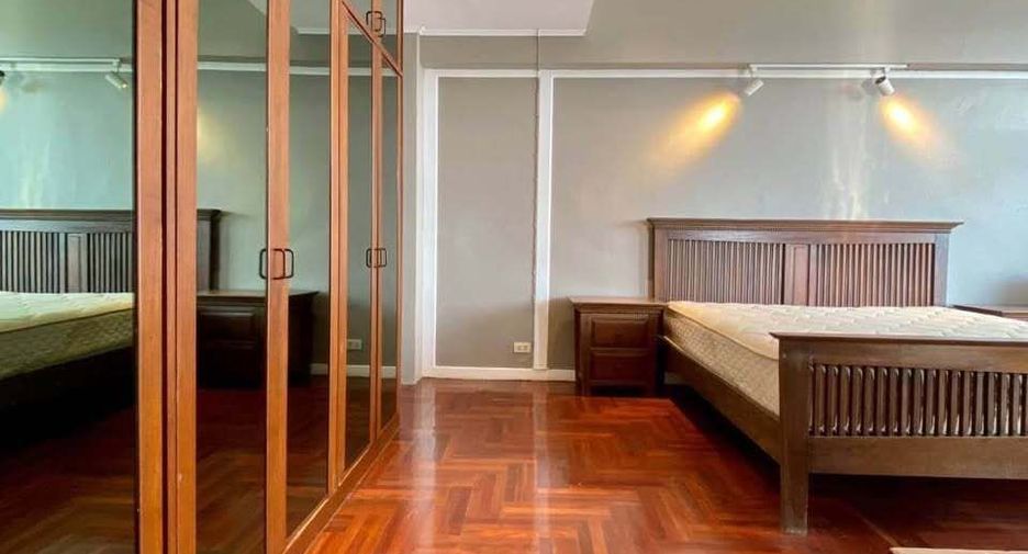 For rent 3 bedrooms condo in Sathon, Bangkok