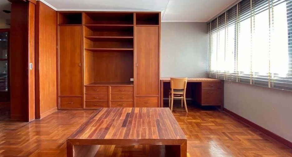 For rent 3 bedrooms condo in Sathon, Bangkok