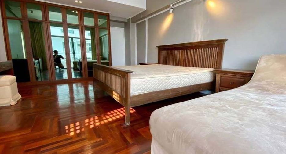 For rent 3 bedrooms condo in Sathon, Bangkok