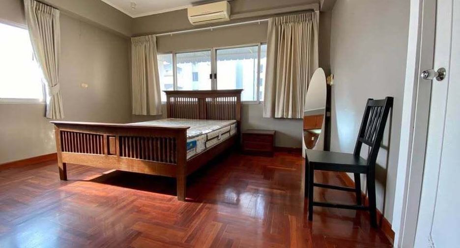 For rent 3 bedrooms condo in Sathon, Bangkok