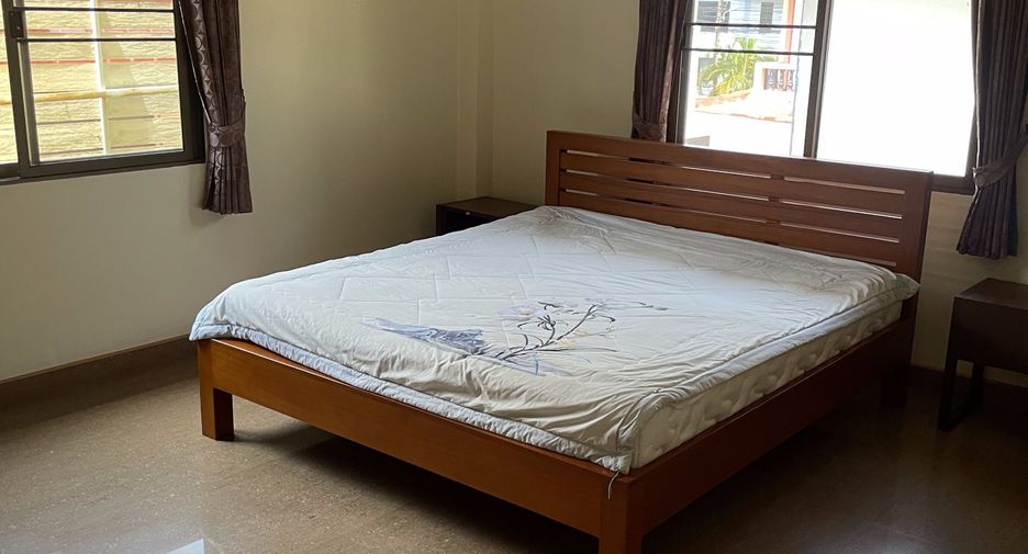 For rent 4 bedrooms villa in Bang Lamung, Chonburi