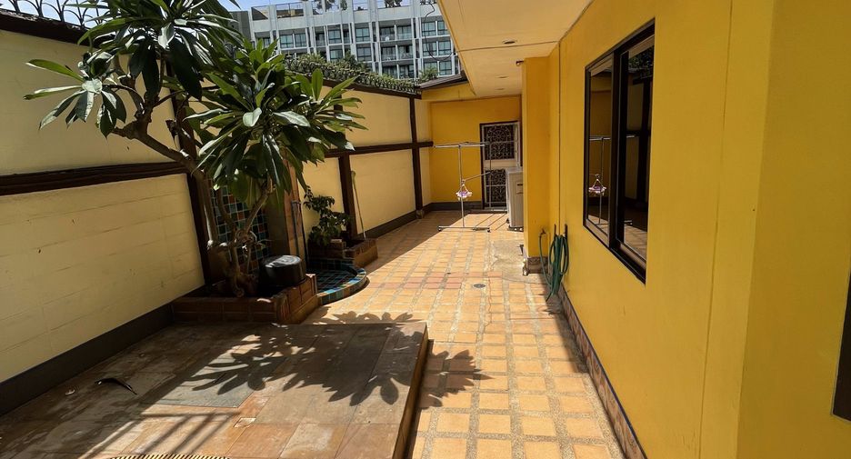 For rent 4 bedrooms villa in Bang Lamung, Chonburi