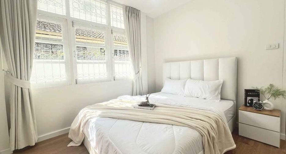 For rent 4 bedrooms house in Huai Khwang, Bangkok