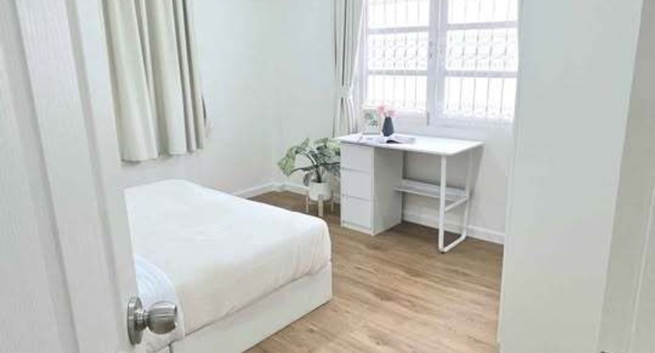 For rent 4 bedrooms house in Huai Khwang, Bangkok