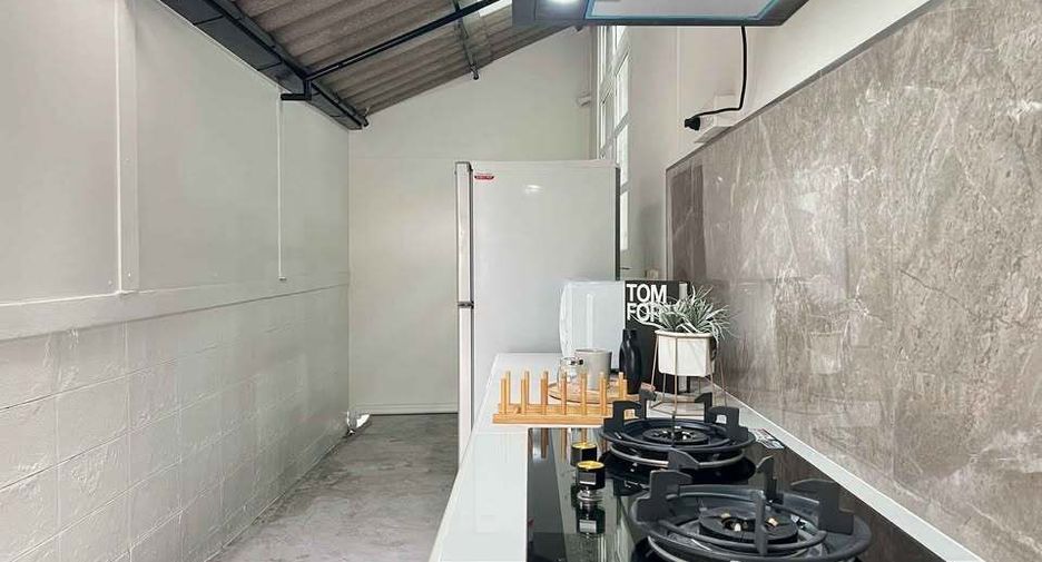 For rent 4 bedrooms house in Huai Khwang, Bangkok