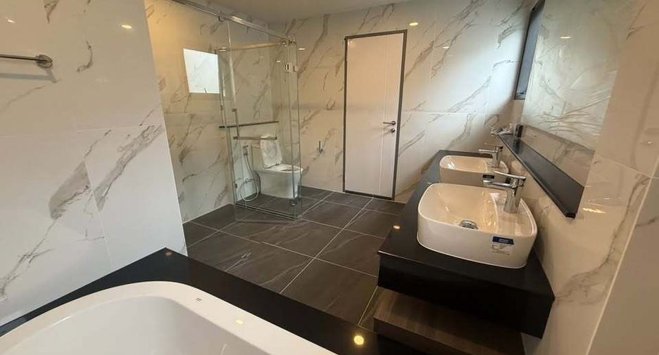 Casa en alquiler de 5 habitaciones en Bang Phli, Samut Prakan