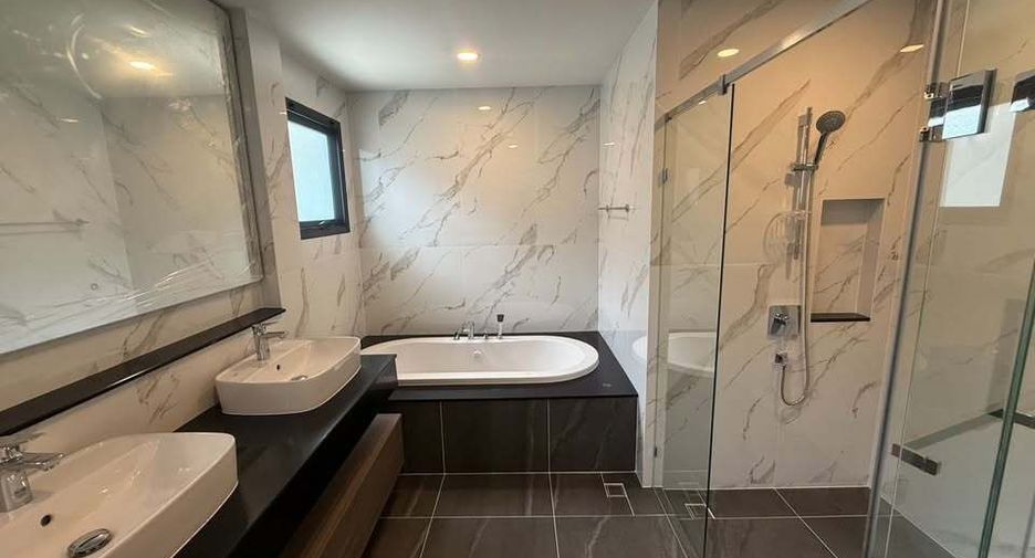 Casa en alquiler de 5 habitaciones en Bang Phli, Samut Prakan