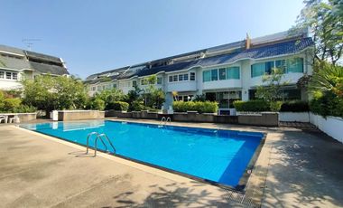 For sale 3 bedrooms townhouse in Watthana, Bangkok