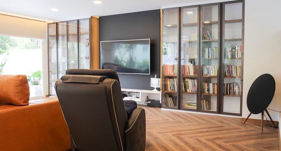 For sale 3 bedrooms townhouse in Watthana, Bangkok
