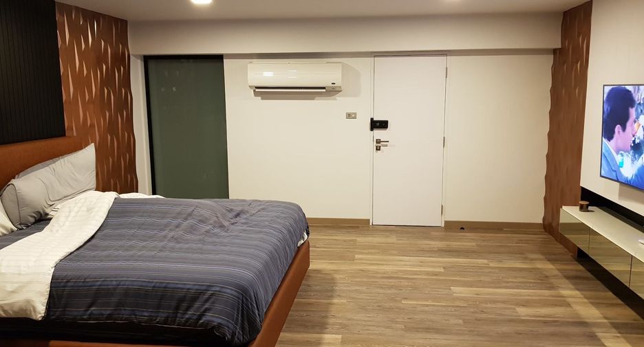 For sale 3 bedrooms townhouse in Watthana, Bangkok