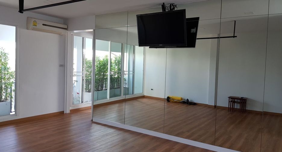 For sale 3 bedrooms townhouse in Watthana, Bangkok