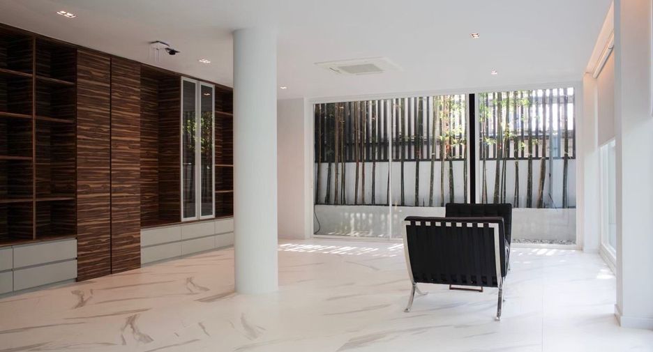 For sale 3 bedrooms townhouse in Watthana, Bangkok