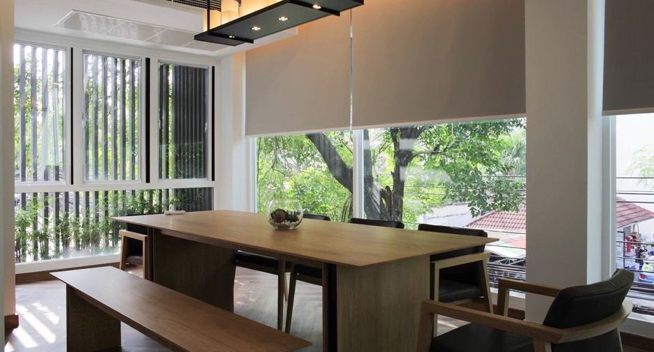For sale 3 bedrooms townhouse in Watthana, Bangkok