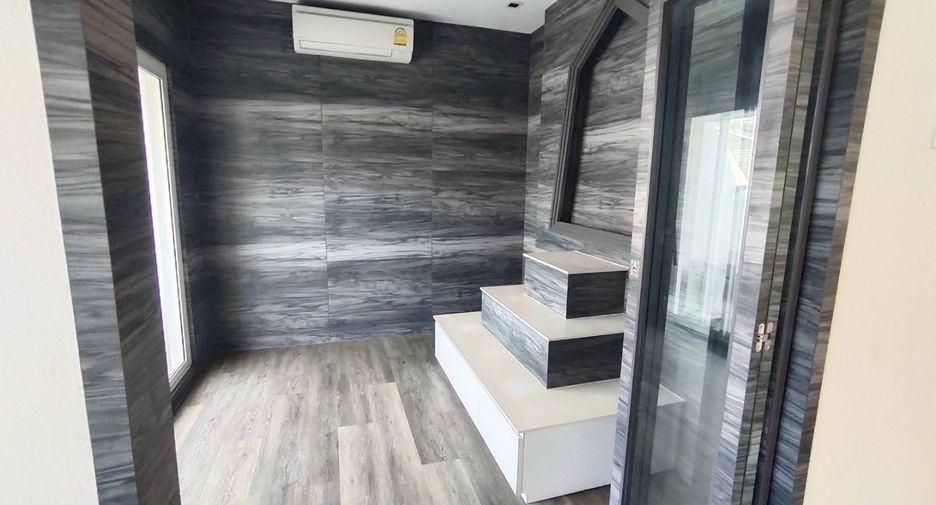 For sale 3 bedrooms townhouse in Watthana, Bangkok