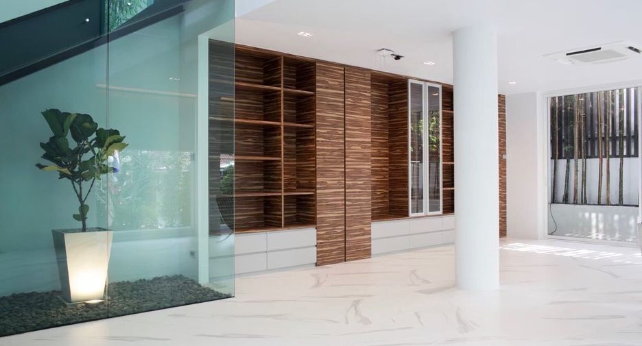 For sale 3 bedrooms townhouse in Watthana, Bangkok