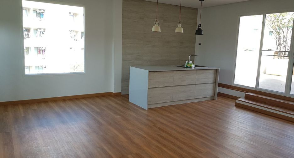 For sale 3 bedrooms townhouse in Watthana, Bangkok