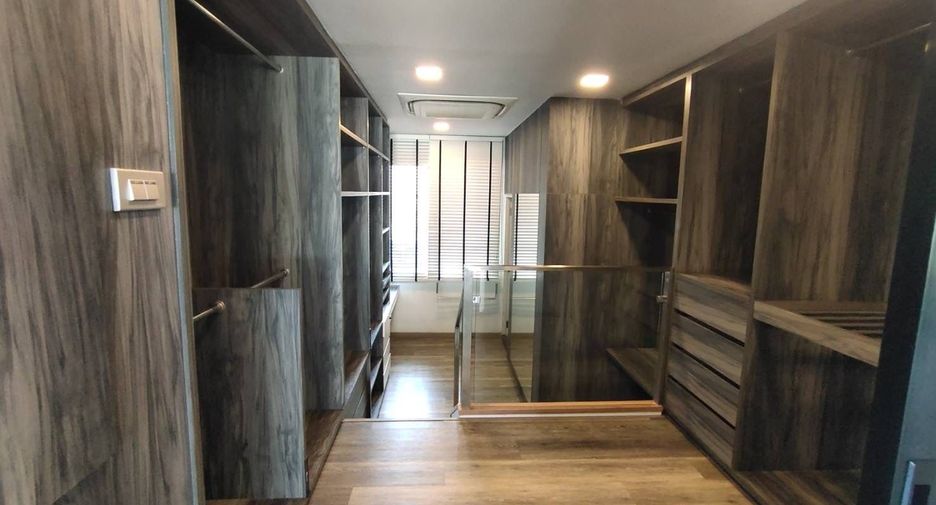 For sale 3 bedrooms townhouse in Watthana, Bangkok