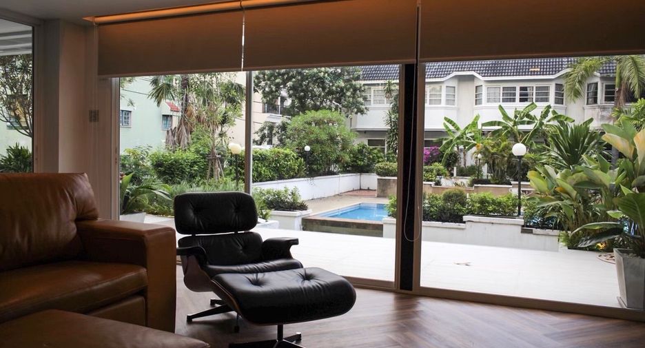 For sale 3 bedrooms townhouse in Watthana, Bangkok