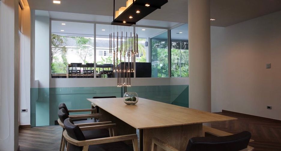 For sale 3 bedrooms townhouse in Watthana, Bangkok