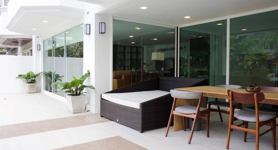 For sale 3 bedrooms townhouse in Watthana, Bangkok