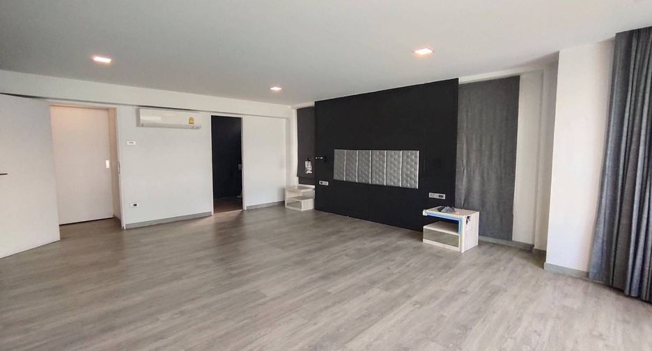 For sale 3 bedrooms townhouse in Watthana, Bangkok