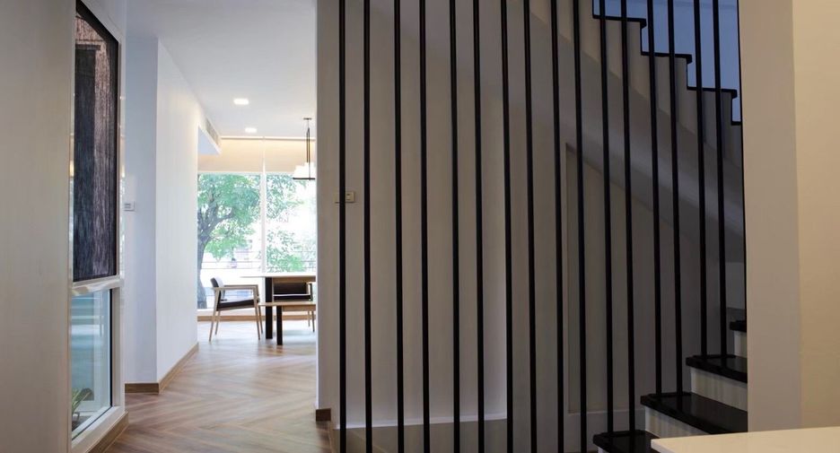 For sale 3 bedrooms townhouse in Watthana, Bangkok