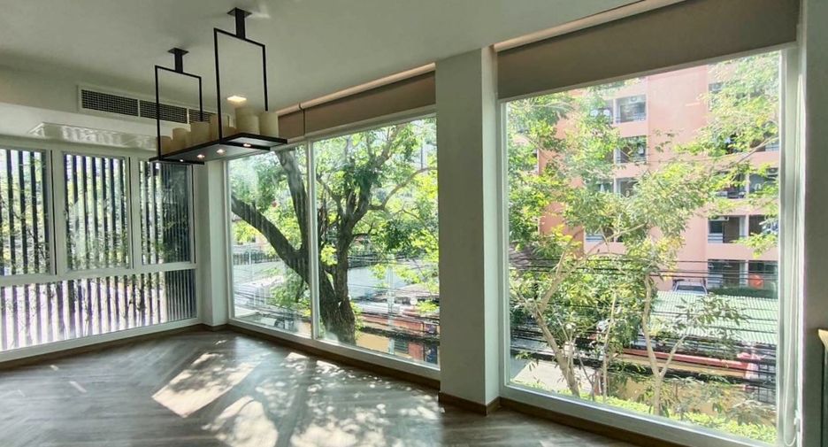 For sale 3 bedrooms townhouse in Watthana, Bangkok