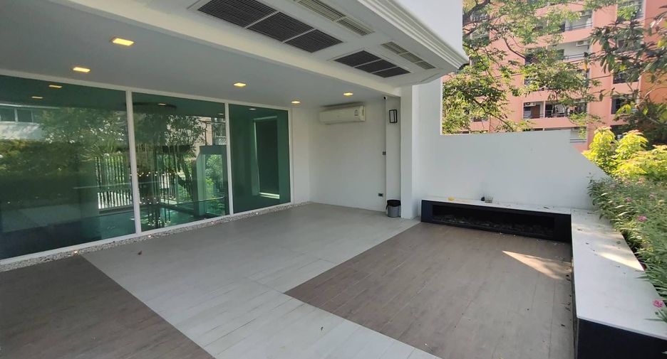 For sale 3 bedrooms townhouse in Watthana, Bangkok