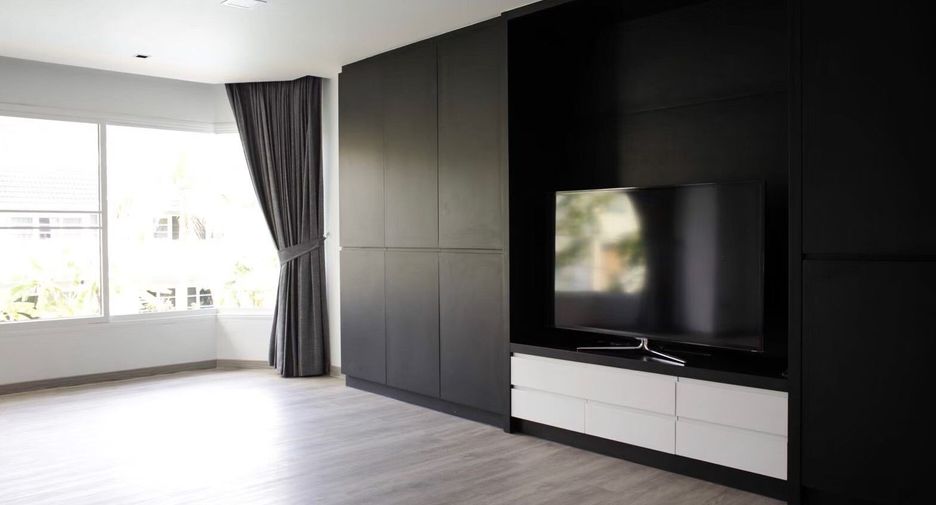 For sale 3 bedrooms townhouse in Watthana, Bangkok