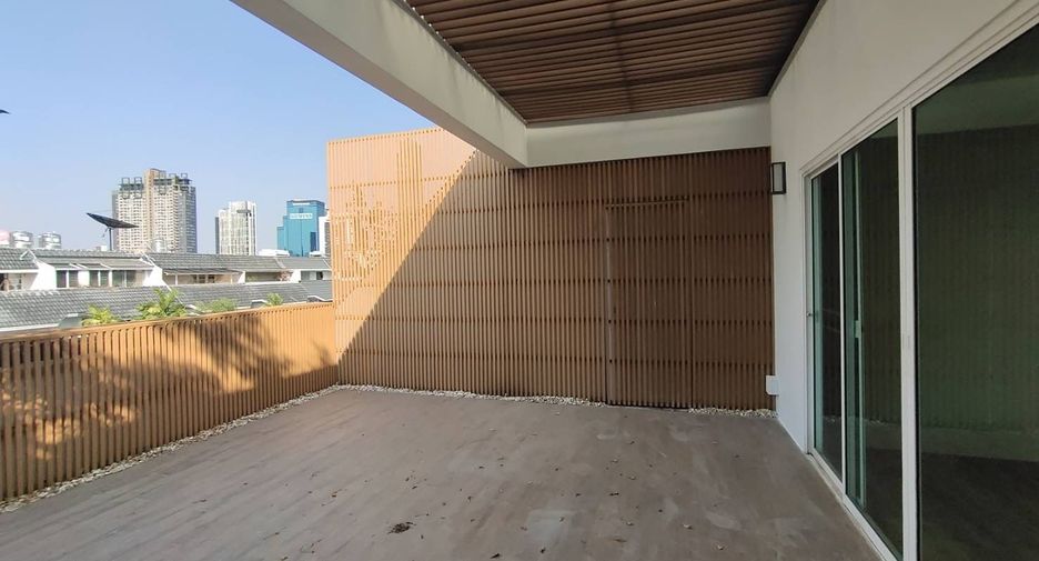 For sale 3 bedrooms townhouse in Watthana, Bangkok