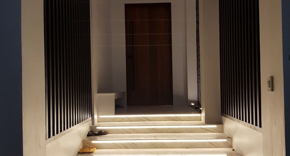For sale 3 bedrooms townhouse in Watthana, Bangkok