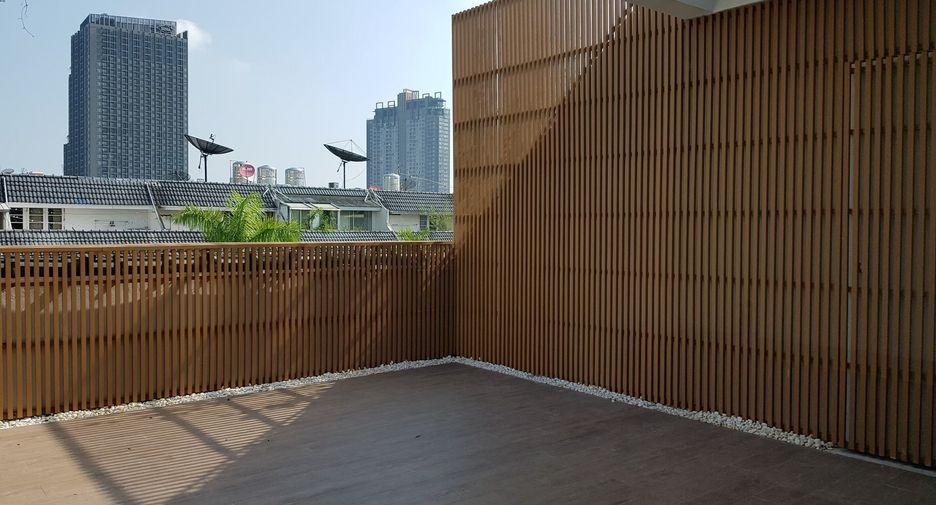 For sale 3 bedrooms townhouse in Watthana, Bangkok