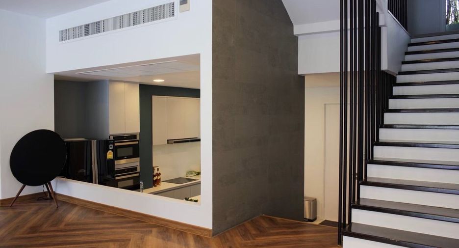 For sale 3 bedrooms townhouse in Watthana, Bangkok