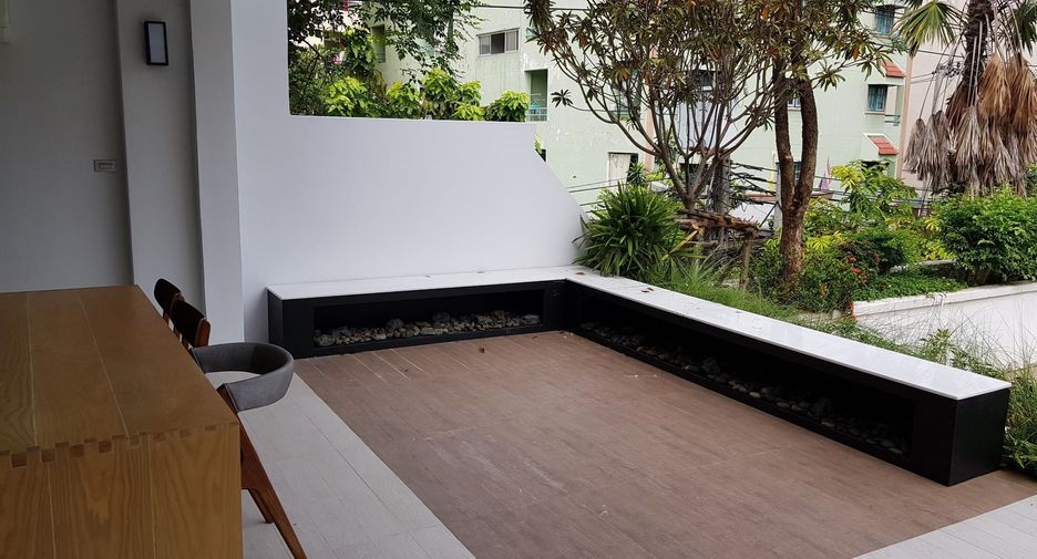 For sale 3 bedrooms townhouse in Watthana, Bangkok