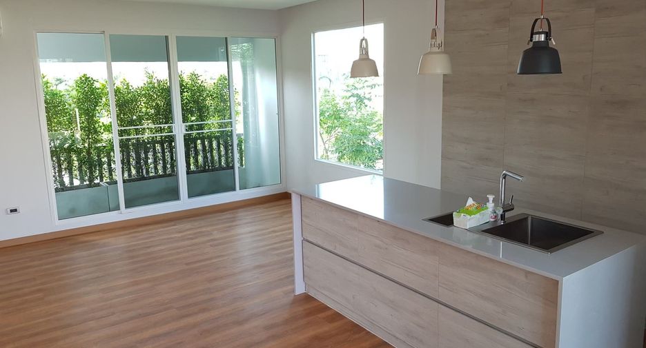 For sale 3 bedrooms townhouse in Watthana, Bangkok