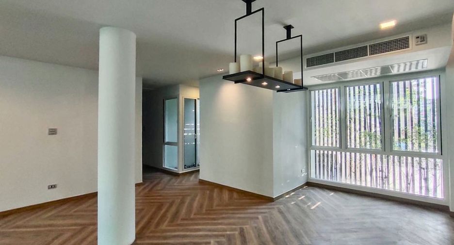 For sale 3 bedrooms townhouse in Watthana, Bangkok