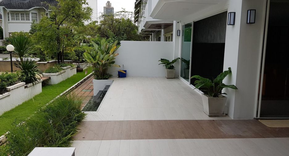 For sale 3 bedrooms townhouse in Watthana, Bangkok
