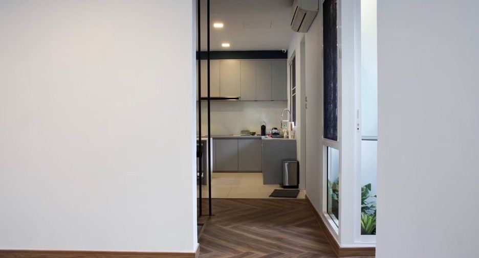 For sale 3 bedrooms townhouse in Watthana, Bangkok