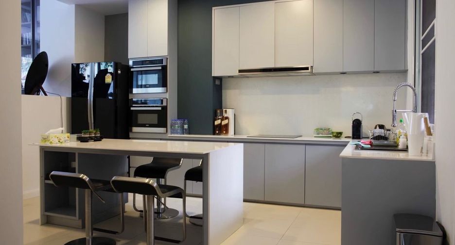 For sale 3 bedrooms townhouse in Watthana, Bangkok